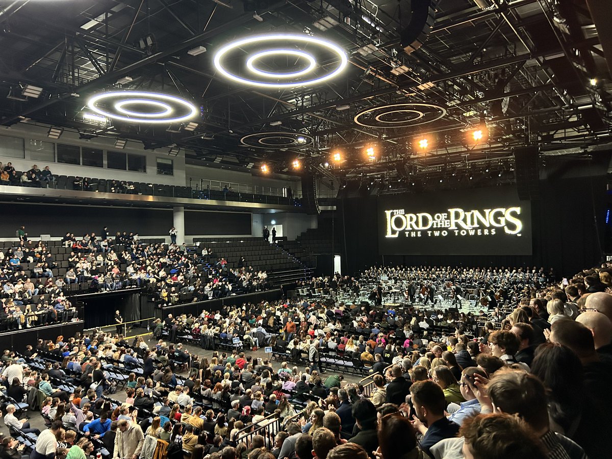 Hematology is fascinating, yes. But this is really something. The Lord of the Rings (two towers) live concert, performed by 250 symphonic orchestra and choirs members! Well played, Prague!