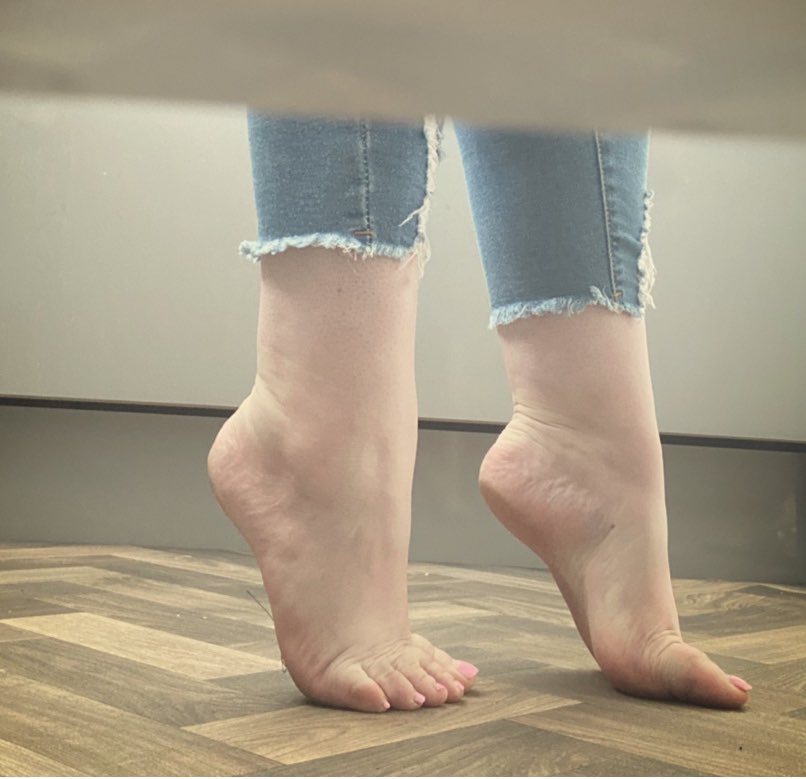 Happy Saturday ♥️♥️

Missed me? 😉

[feet * foot fetish * soles * toes * pedi]