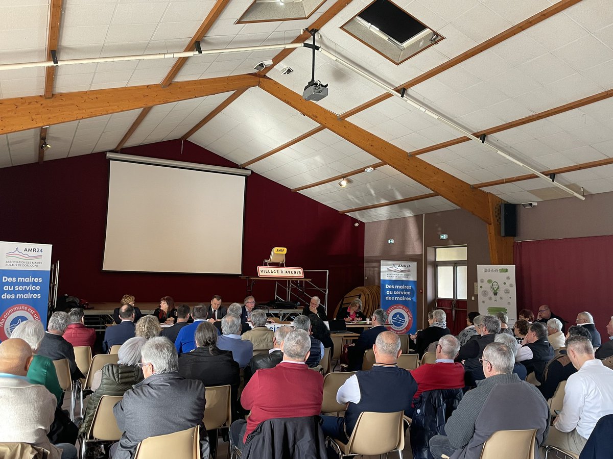 Présente à l’Assemblée générale des @Maires_Ruraux de #Dordogne ce matin à #Coursac pour échanger sur l’avenir des communes rurales et l’engagement des élus, maillon essentiel de notre démocratie.