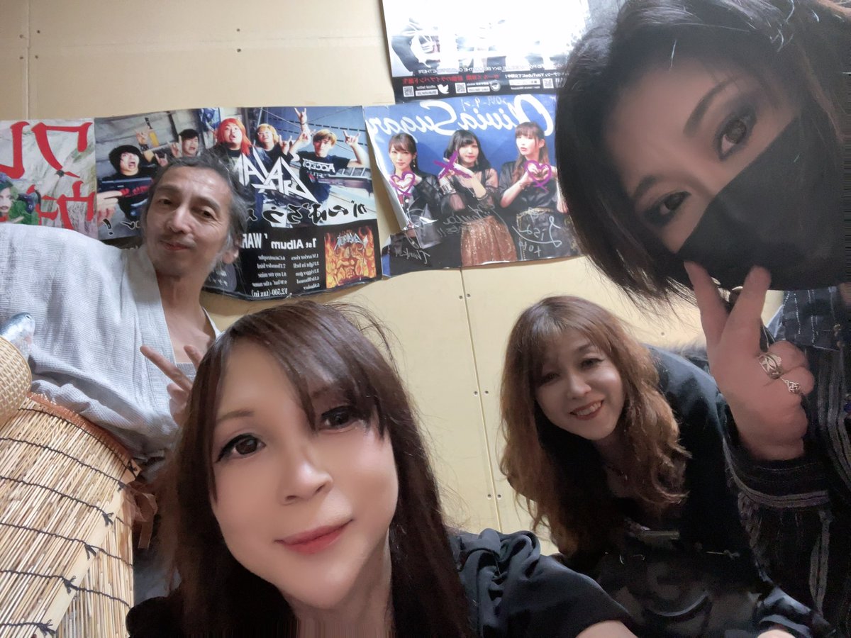 ベリ子さん！前に谷村新司歌ってはりましたか？みましたよ！って楽屋で言われたのですけど、それ多分違います！
っていうかめっちゃアゴ伸びた写真撮れたよ！
ショベルお世話になりまくり！
今日も爆音鳴らしまくります！ハーレムナイト☔️