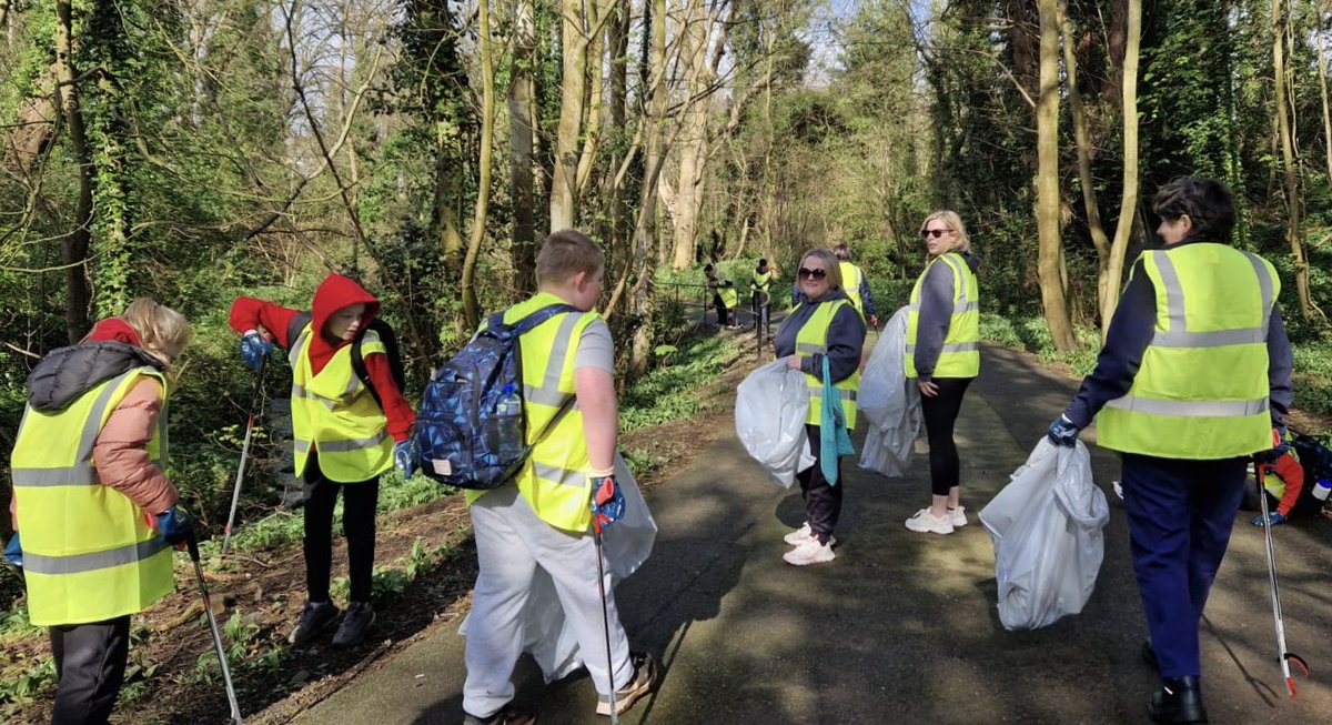 Great turnout at Glas na Braden for another #BigSpringClean Thanks to @ANBorough @niwnews and Rathcoole Primary School & Nursery Unit for taking part. There are lots of cleanups happening across NI. All welcome liveherelovehere.org/bigspringclean