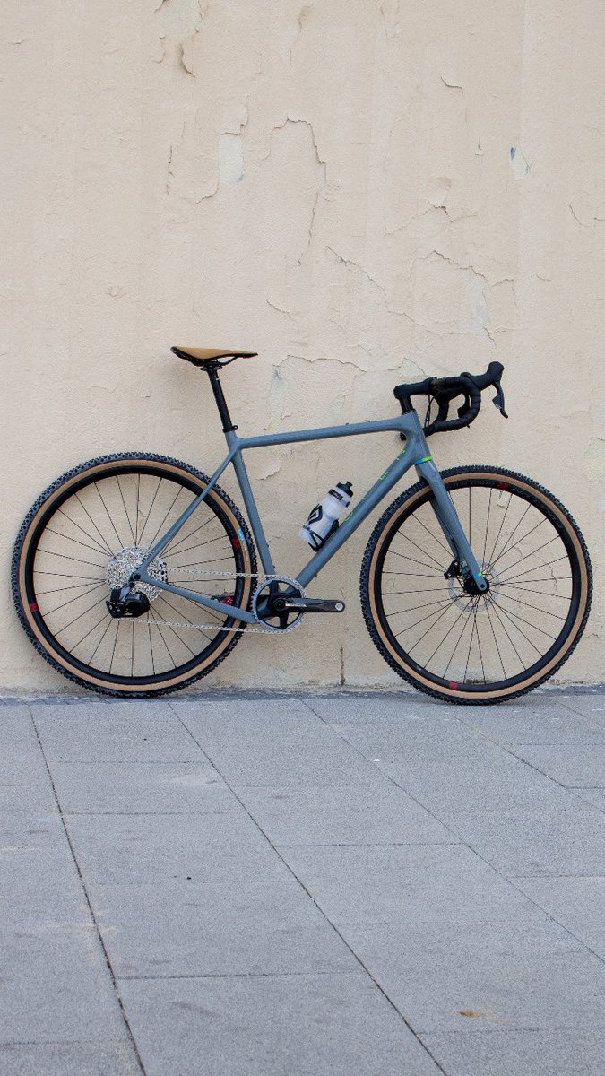 ♥️❤️🧡 OPEN es desde su inicio, sin duda, una marca diferente al resto, y no solo por su diseño clásico y atemporal que esconde una tecnología y prestaciones excepcionales, como su exclusiva absorción vertical de cuadro y horquilla superior al resto de bicis de Gravel, en un