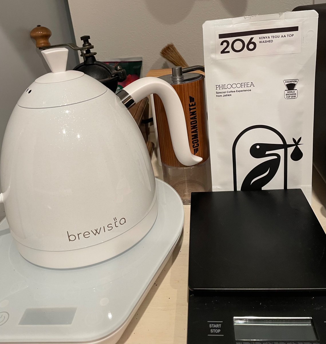 philocoffeaの206 Kenya Tegu AA Washed ✨️
コーヒー一年生を読んでから、少しずつ珈琲器具をプレゼントしてくれたいた旦那待望のケルベロス(ケニア3兄弟)が届き飲んだら…まさかの追加購入を希望🤣
昨年まで珈琲飲めなかったのに、凄く好みの味だったみたい。
口に残る甘みや香りが最高に幸せ☕️💕