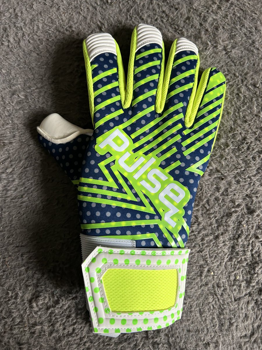 Time to test! ⚽️🧤⛔️

What do you think of the colour? 🎨
