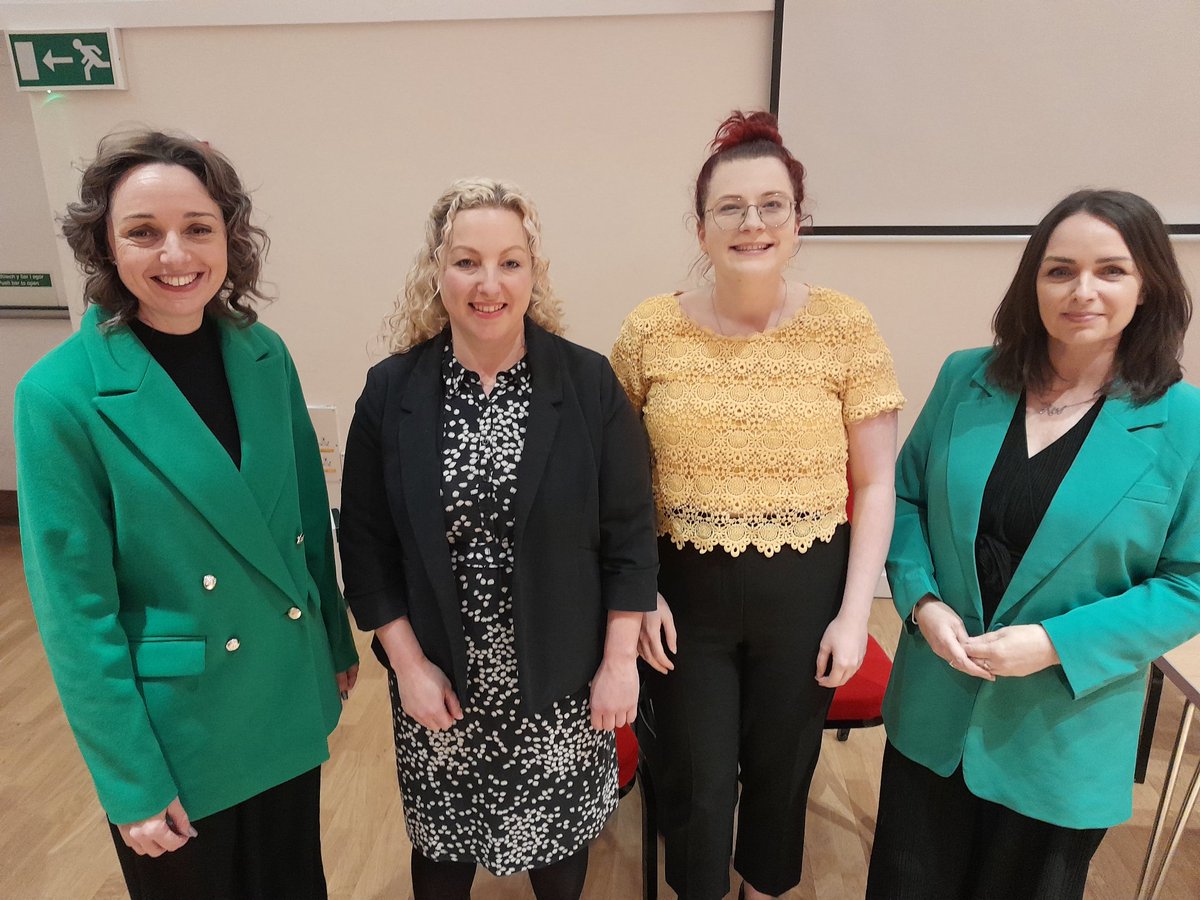 Day 2 of Plaid Conference #Caernarfon and the focus in one of the Fringe event is #women 'I'm proud that we are gaining ground in Gwynedd by attracting more women as Councillors,' said Chair of the session Gwynedd Cllr, @BrownBeca 43% of Gwynedd Councillors are women 👍🏽💪🏽💛💚