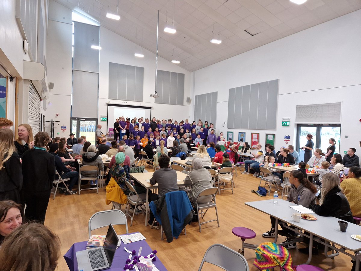 Bore Coffi Cymunedol i hybu a dathlu fod yr iaith Gymraeg yn fyw yn ein cymuned yn lwyddiant ysgubol! Mor falch o Senedd yr Ysgol a criw 'Ein Senedd Ni' am drefnu! #cymuned #Cymraeg #Sblot #yriaitharwaith @YsgolTreganna @BroEdern