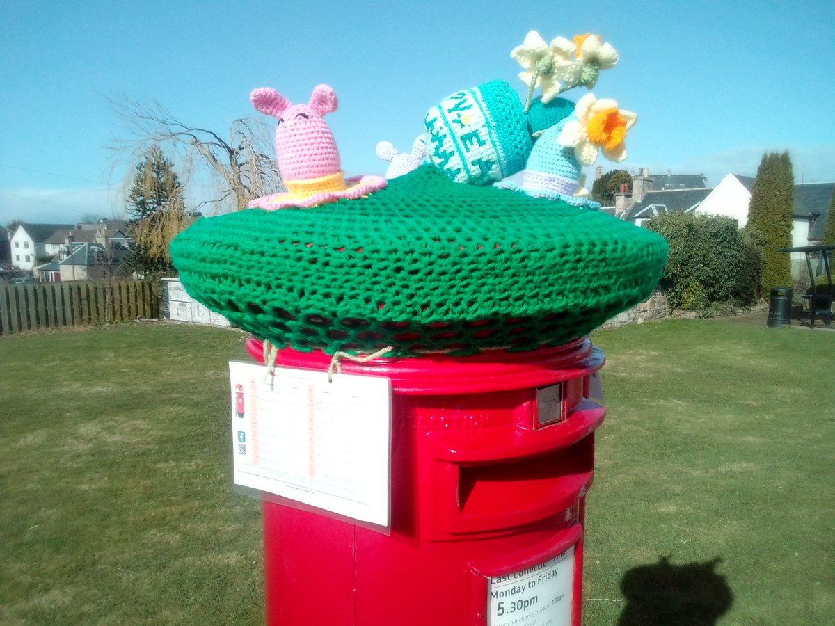 An Easter bonnet for #Auldearn postbox courtesy of #Nairn #yarnbombers 🐣🐇

#PostboxSaturday 📮