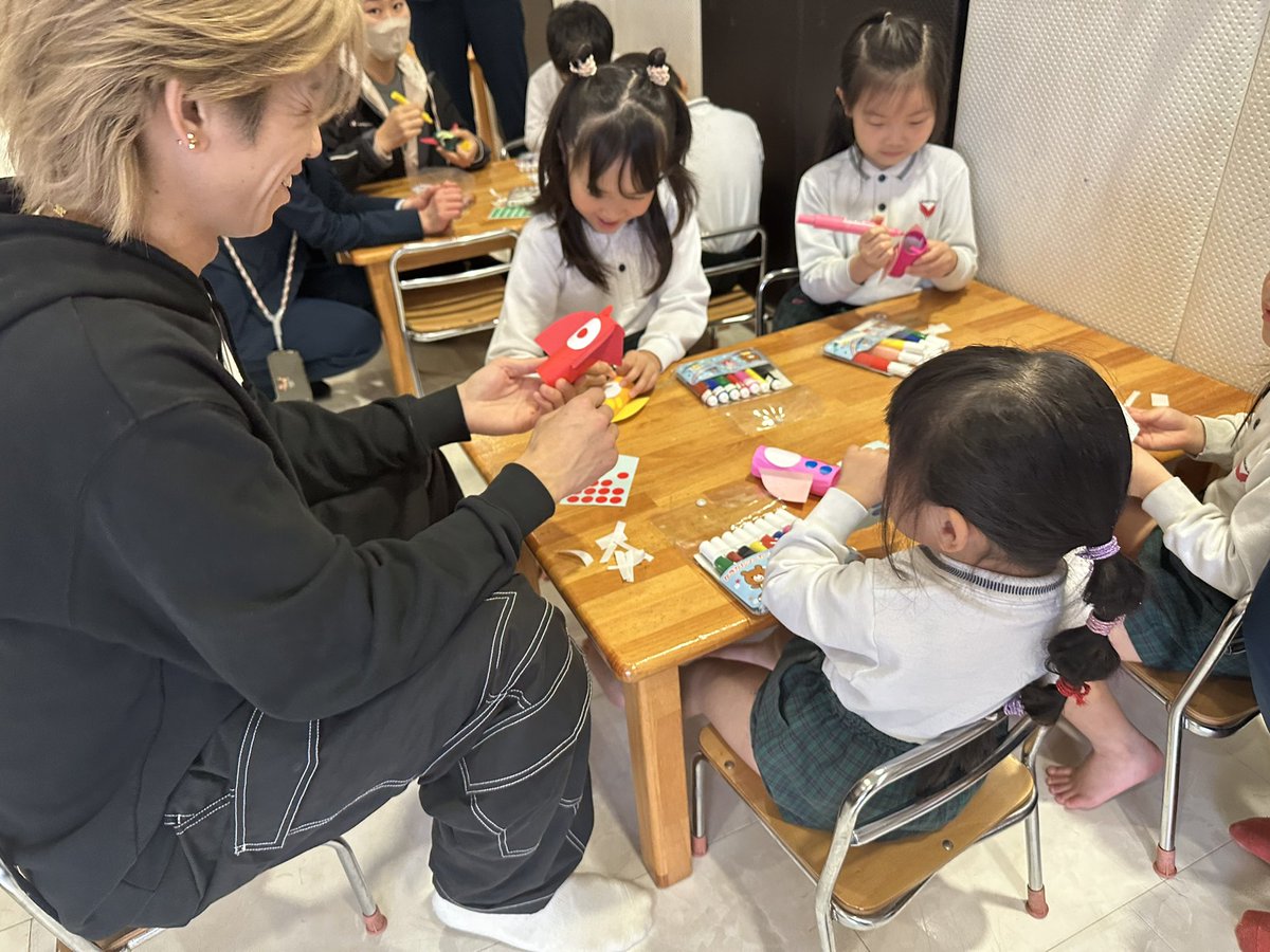 daikenkenken's tweet photo. 【オープンキャンパス】
春休みSpecialオープンキャンパス2日目💗

こどもたちも大好きな銀次郎さんと一緒に
ロケットランチャーを作って遊んだよ🚀🌟

的を目掛けて発射！！
大人もこどもも夢中になって遊びました😆💕

#大阪健康ほいく専門学校 https://t.co/IVHXW8fWXb