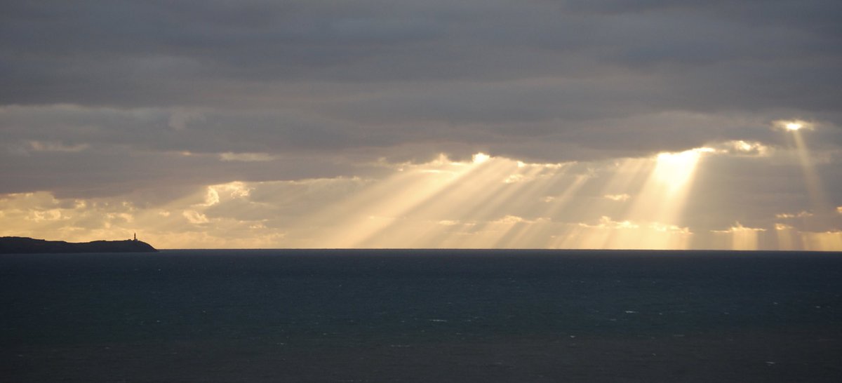 “A single sunbeam is enough to drive away many shadows…🌅✨”. A string of sunbeams next to the Old Head of #Kinsale lighthouse in #WestCork in #Ireland during sunrise! 🤩🌤️🌊💡🏠🌼❤️ #Spring #Spring2024 #Sunrise #sun #sunbeam #WorldMetDay #WorldMeteorologicalDay…