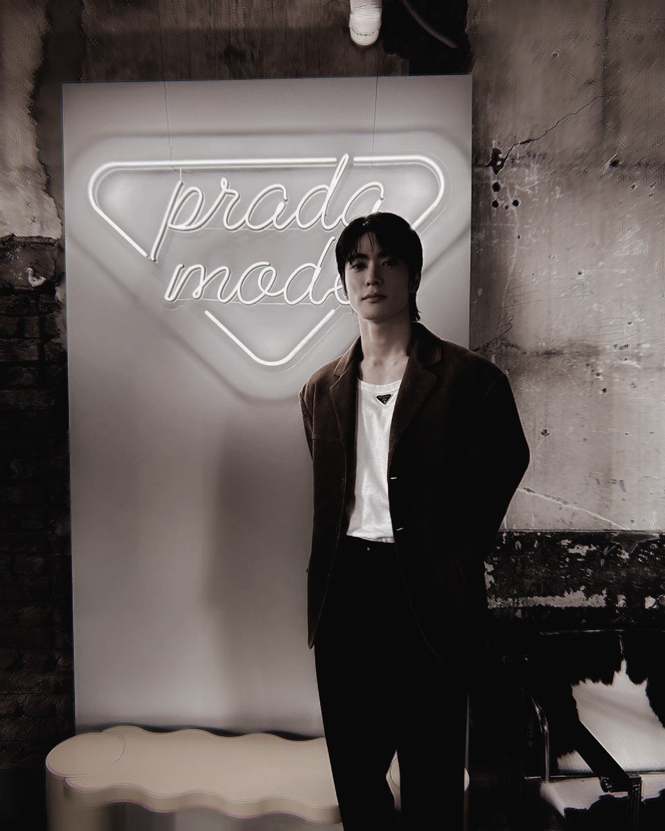 Jefwrey's tweet photo. The title bestowed upon this occasion is "Prada Mode." Through the collaborative efforts of numerous individuals, he has succeeded in captivating the world with his current presentation. From the crown of his head to the tips of his hair, his charisma remains unwavering. https://t.co/xPqv5D2TOp