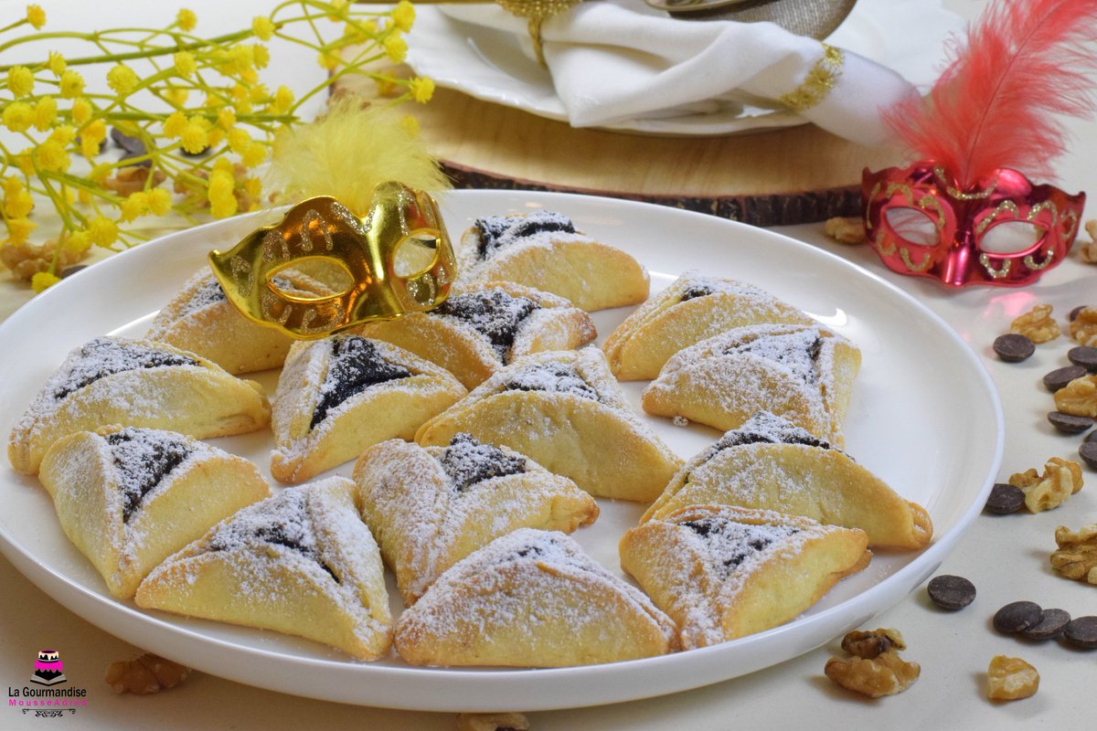 MironCandrea's tweet photo. The sweet symbol of #Purim is the cookie called "Oznei Haman" (Haman's ears 👉 the villain in the Purim story). 
Jewish families use to prepare this delicious treat in 🇷🇴 as well, so I got acquainted with it during my childhood spent in #Maramureș, which was one of the centers of Jewish life in RO.
I prepare them always on Purim; this year's version has a 🇷🇴 touch 👉 the #magiun filling with #nuts. 
#ChagPurimSameach!🇷🇴🤝🇮🇱