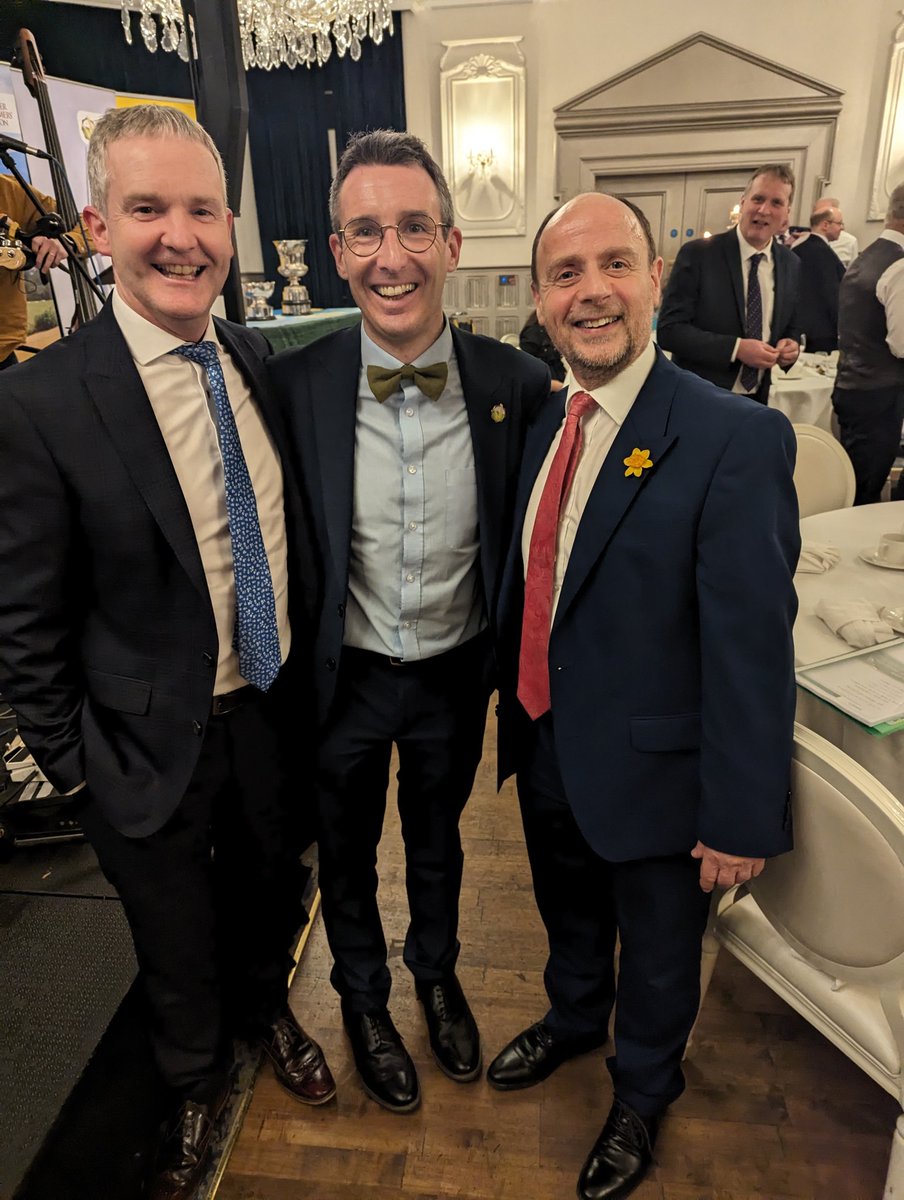 Great to meet the Minister @AndrewMuirNI at @UFUHQ Annual Dinner and discuss the rich partnership that exists between both departments @FSAinNI