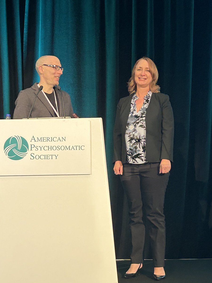 Passing the gavel to our new leader ⁦<a href="/TaraGruenewald/">Tara Gruenewald</a>⁩ ⁦<a href="/APSPresident/">APS President</a>⁩ #aps2024uk