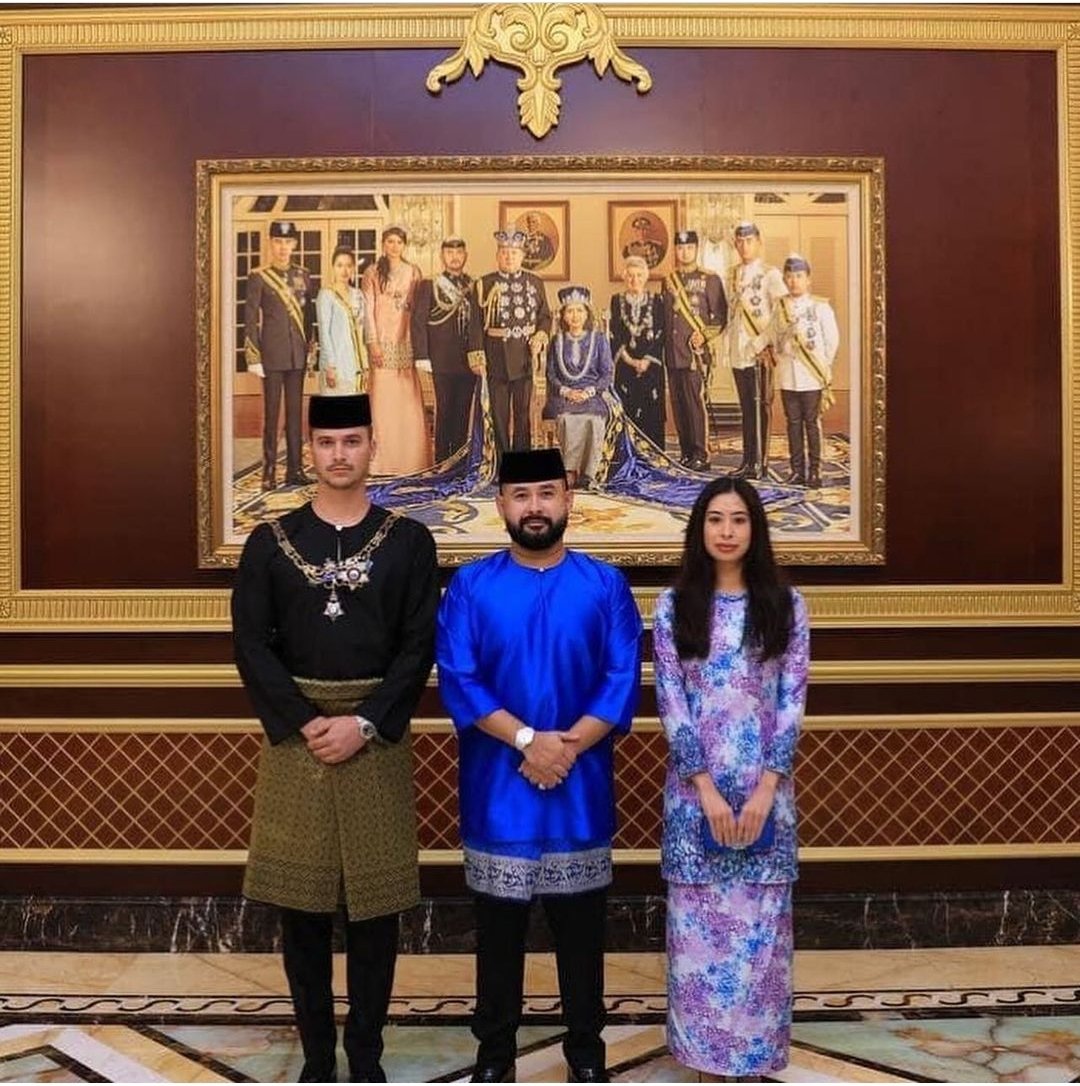 Koninklijke onderscheiding voor 'onze' Dato' Dennis in Johor. Uitgereikt door zijn zwager, de waarnemend suktan tgv kroningsdag van sultan Ibrahim (nu voor 5 jaar koning van Maleisië).