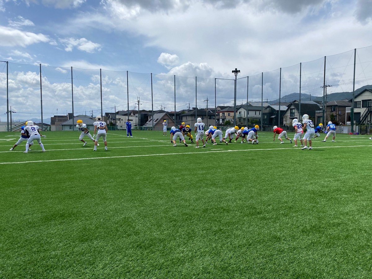 BANDITSです！

新入生の皆さんはもう引っ越しをしている方もいるでしょうか？これから始まる4年間を楽しくするための１つとしてアメフト始めてみませんか？

写真は京都両洋高校さんとの合同練習の時の写真です！人工芝のグラウンドなので整備も不要です！

#春から大谷