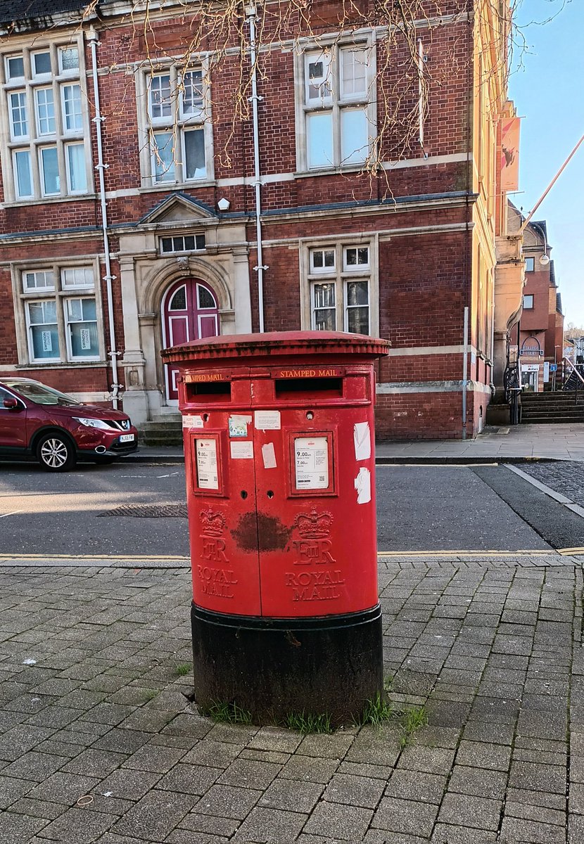 #PostboxSaturday, @lbsg1976 @letterappsoc we were in Swindon yesterday to watch an excellent performance of #TheMousetrap and saw this double ER at Regent Circus. Have a lovely weekend. 📮