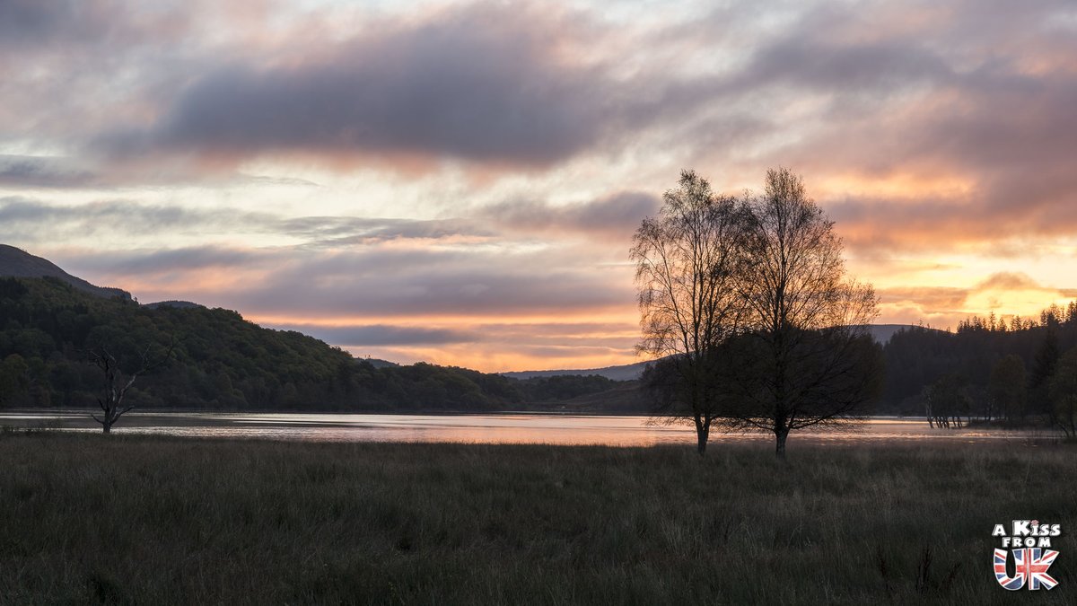 Lever de soleil sur le Loch Achray dans les Trossachs en Ecosse 🏴󠁧󠁢󠁳󠁣󠁴󠁿 Qui aime se réveiller aux aurores pour profiter des premières lueurs du jour ? ➕ akissfromuk.com/loch-lomond-th… #Scotland #scotlandiscalling #landscapephotography @VisitScotland