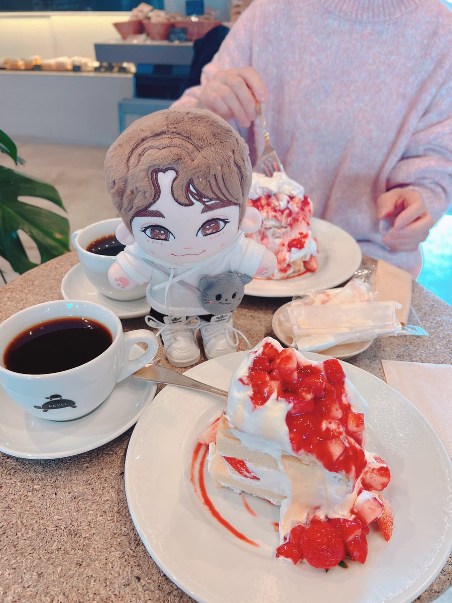 Nao98940082's tweet photo. 今日はミルキー台湾カステラ食べに
🍓たっぷりで美味しかった😋
今月末までの提供だったから食べれて良かった(*´˘`*)
#新潟
#三条市
#KKVEL
#KimMyungsoo https://t.co/4RdCEHU1K8