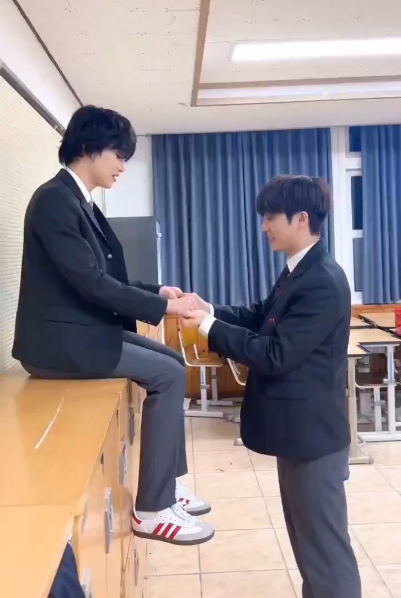 이 상태로 갑자기 둘 중 한 명이 
..너키스해봣어 ...?
하다가 키스함