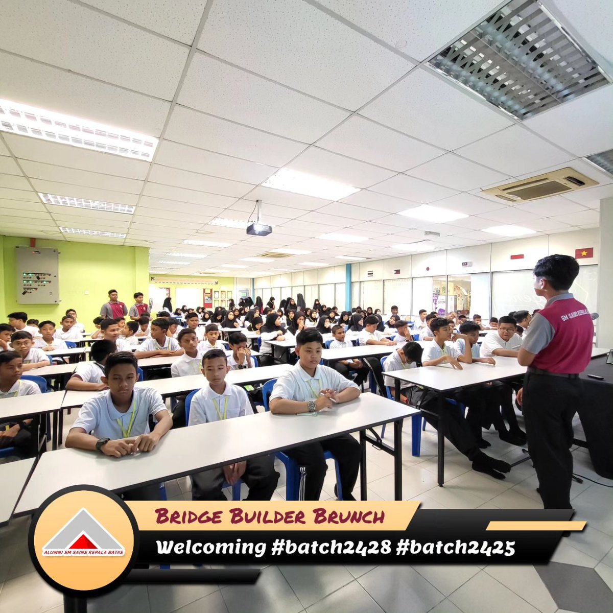 AlumniSMSKB's tweet photo. Bridge Builder Brunch | 22 March 2024 @ Library, SMSKB

Uniting past and future, our engagement session between alumni and new students was a resounding success 🥳 ! 

Huge thanks to the unwavering support 🤝of our dedicated school, counselors and volunteers from #zeonix2125. https://t.co/38ECv1Jjah