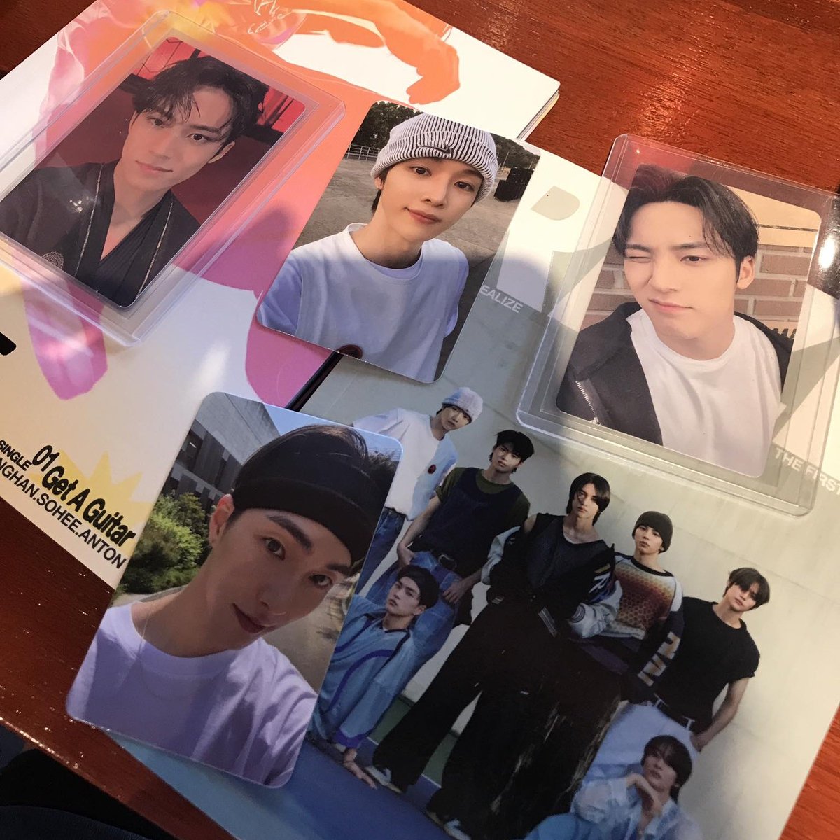 levoschka's tweet photo. #levsmail （*＾3＾）/～☆

got the riize get a guitar album set for me and my friend from @fearbuys #nofearproofs ☝🏻 anton and seunghan came home and sungchan and seunghan came home for my friend 💗

WE PULLED OUR BIASES 🦕🐸‼️ https://t.co/NkriOIfbty