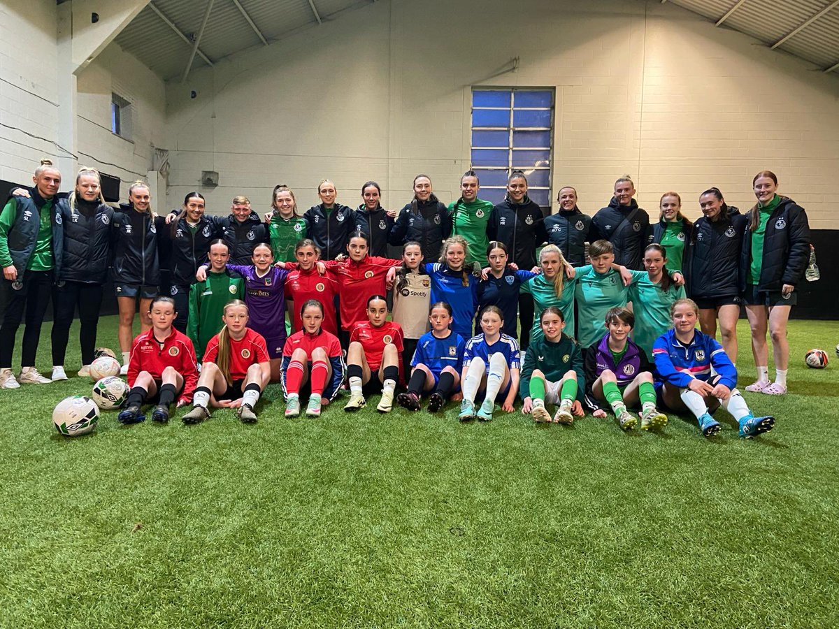 Our 2011 Development squad had the opportunity to meet our women’s first team squad before both trained at Roadstone last night ☘️