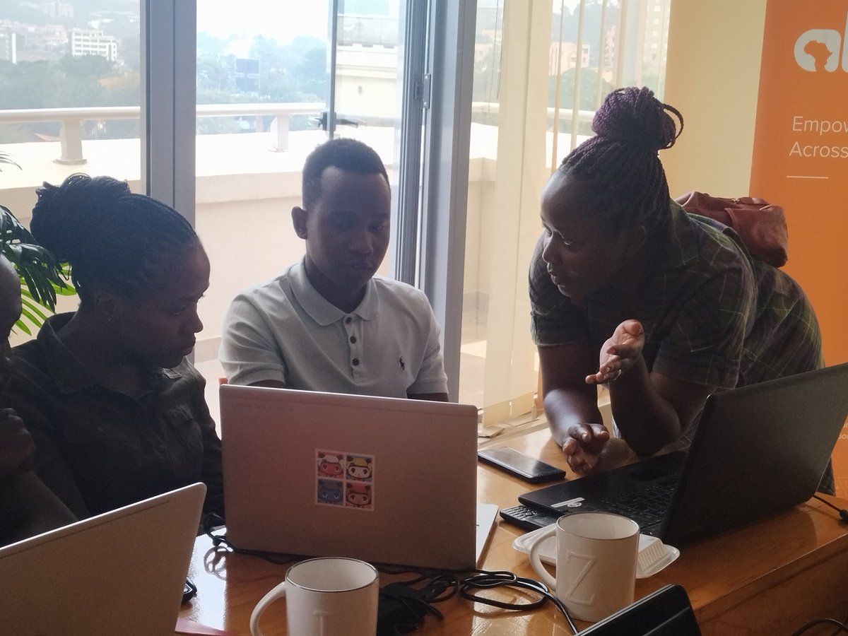 Miriam from Bluewave, an insureTech company whose flagship product Dwaliro care available on Airtel is giving live feedback to each team. 

Having an experienced industry person helps Devs refine their ideas further. #BuildWithAT