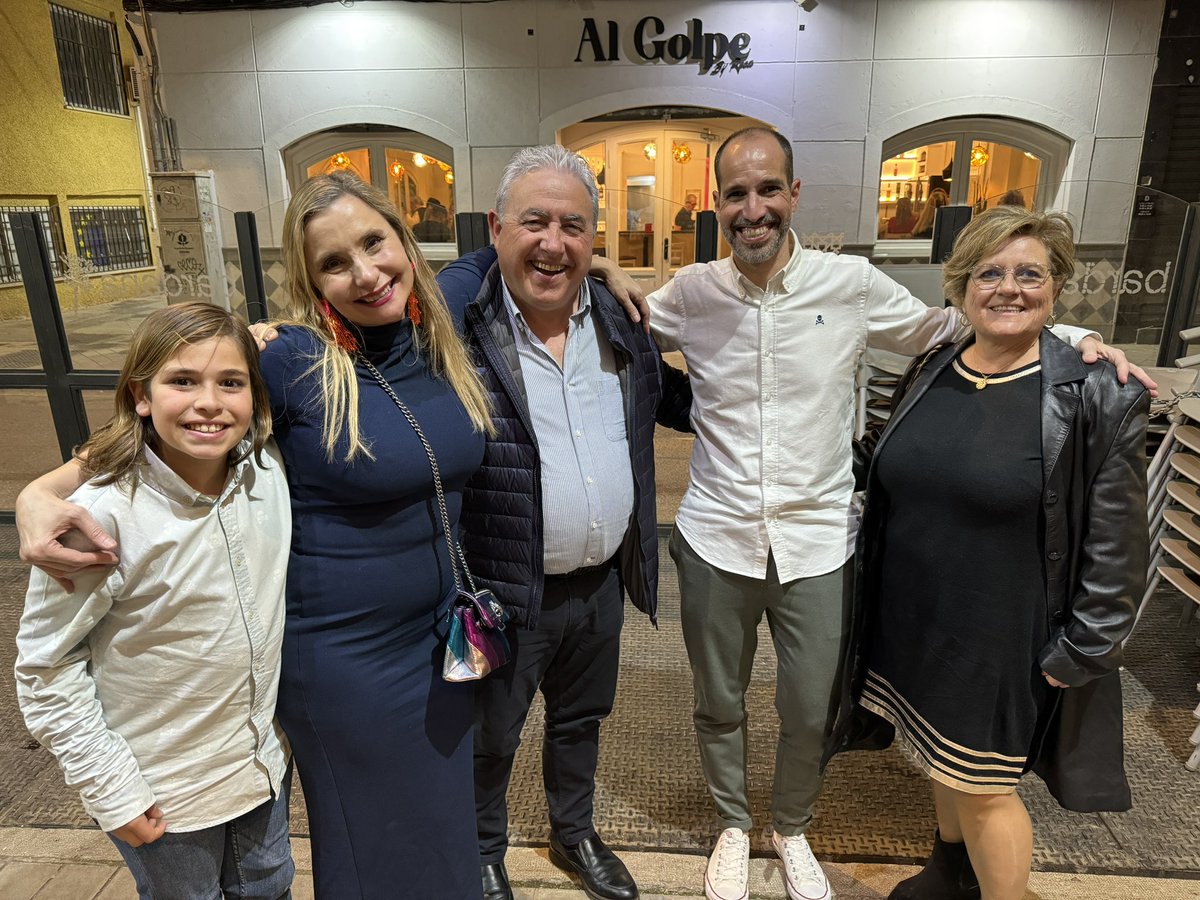 Ayer otro #profesional más que ya conozco en persona <a href="/OscarCondeOC/">Oscar Conde</a> ¡que noche más agradable e interesante, amigo! ¡que se repita! 🙌🏻 👏🏻 y un encanto tu señora, Gabriela 😘 #CyACartuja #Comunicación #Radio