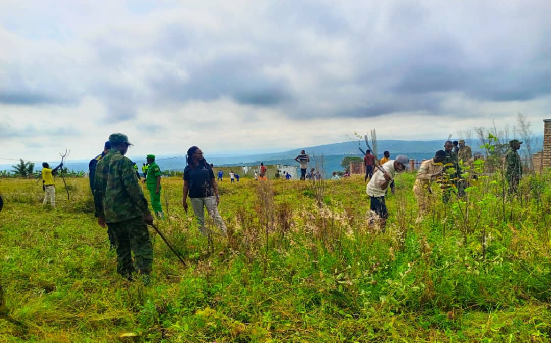RwamaganaDistr's tweet photo. Uyu munsi Guverineri @PudenceR n'abandi bayobozi bifatanyije n'Ubuyobozi bw'Akarere n'Urubyiruko mu #Umuganda wo gutunganya ibice bikikije Urwibutso rwa Jenoside rwa Mwulire,asaba Urubyiruko  gukora cyane no kurinda igihugu kandi bakarwanya icyahungabanya  ubumwe bw'Abanyarwanda. https://t.co/KOGmdE4xB9