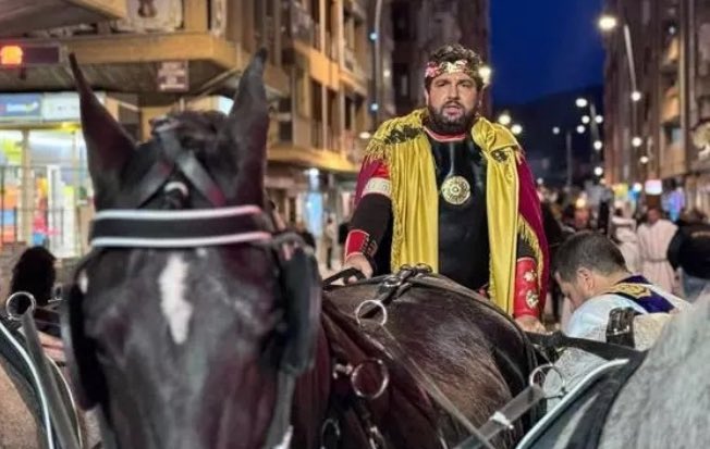 RosaRodaNews's tweet photo. Las cosicas del decadente imperio murciano mientras la plebe le aclama enfervorecida al grito de ¡Presidente! ¡Presidente! 
Y qué si los súbditos pasan hambre. Ellos son patricios y gobiernan por y para ellos. https://t.co/HMhDBP8TTI