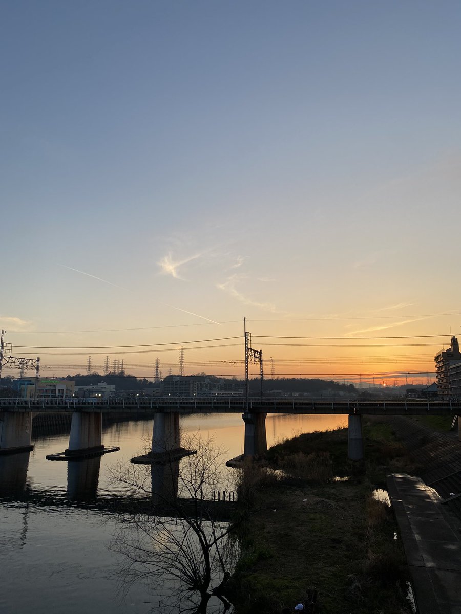今日は父の24年目の命日
てっちゃんと父がよくいた鶴見川の河川敷の夕焼けが綺麗でした。
どこかで一緒にワンカップのんでるかな。