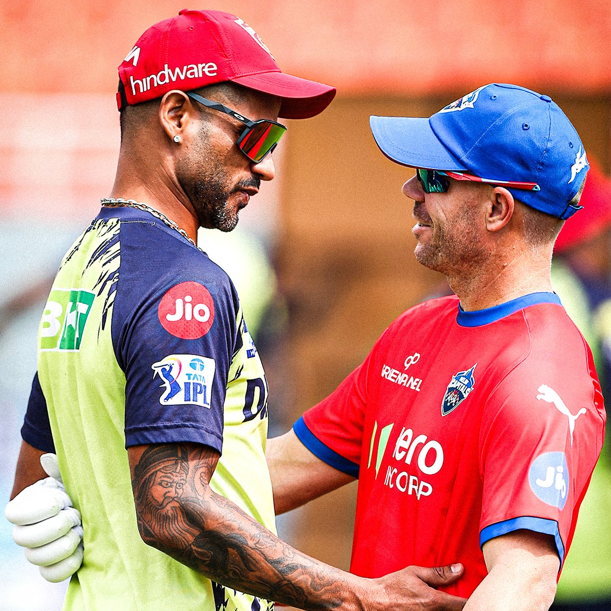 TATAIPL_Score's tweet photo. Shikhar Dhawan hugs David Warner.

- The former Sunrisers openers reunite. ❤️ https://t.co/D6o9rDcLzn