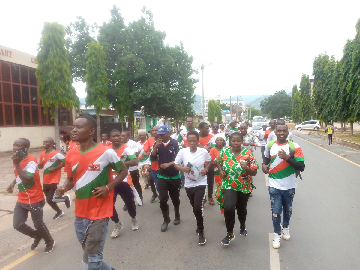 DSindihebura's tweet photo. @ErnestBara75262 Ligue des jeunes Imbonerakure dans la zone @Nyakabiga_bi accompagné par des Imbonerakure venus de 4 quartiers #Rumuri,#Nyakabiga,#Mutanga et #Mugoboka se sont associés aux autres dans les travaux de ce vendredi dans le cadre de Zéro déchets en @MairieBuja. https://t.co/ARjch7eOQI
