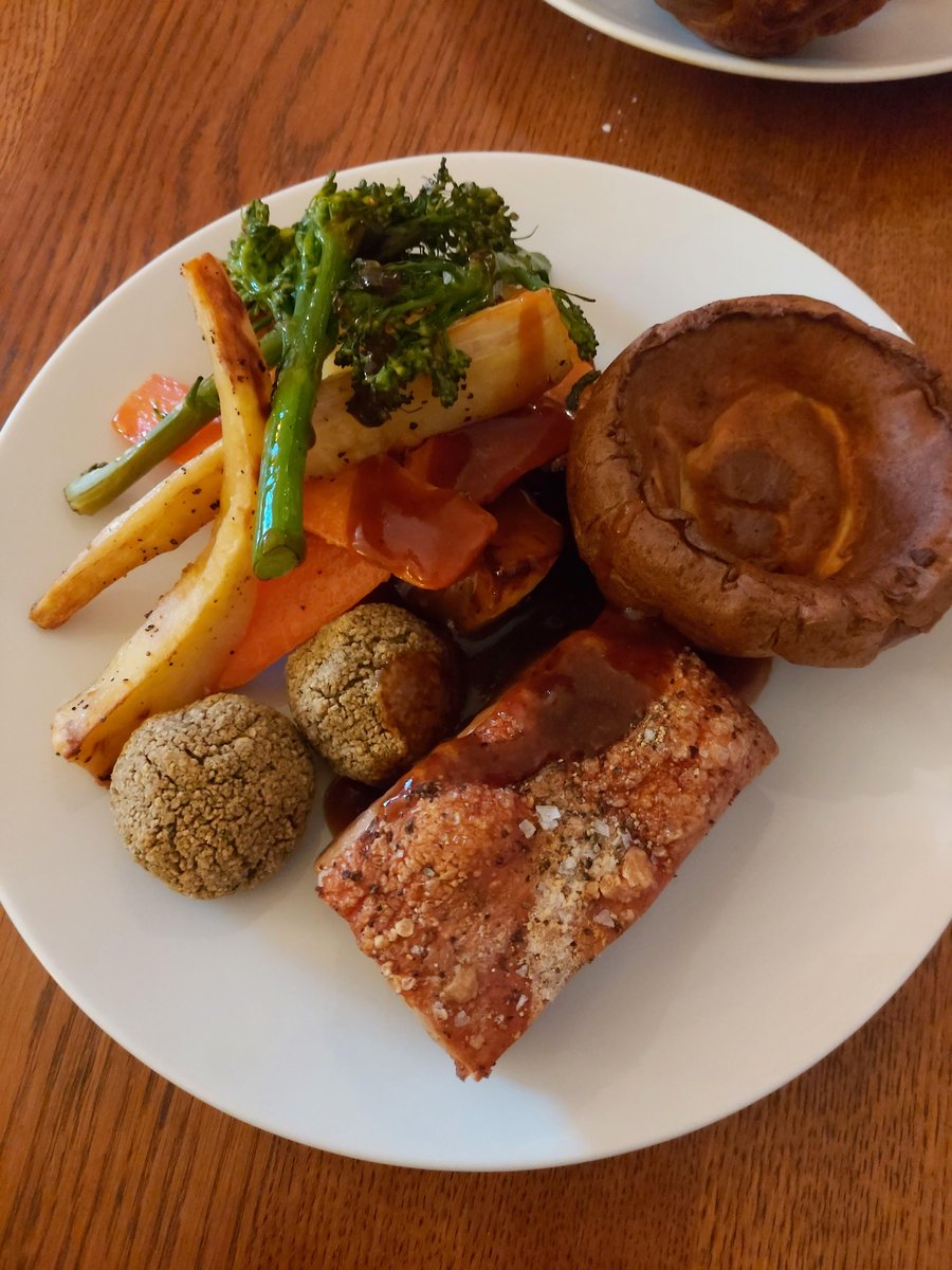 Take the hassle out out of Easter Sunday 🌷 Come and enjoy one of our delicious Roasts. Whether you prefer them meaty, veggie or vegan - we have the perfect #SundayRoast for you. Now available every Sunday - no booking required! Plus, don't forget, members get discount! 😉