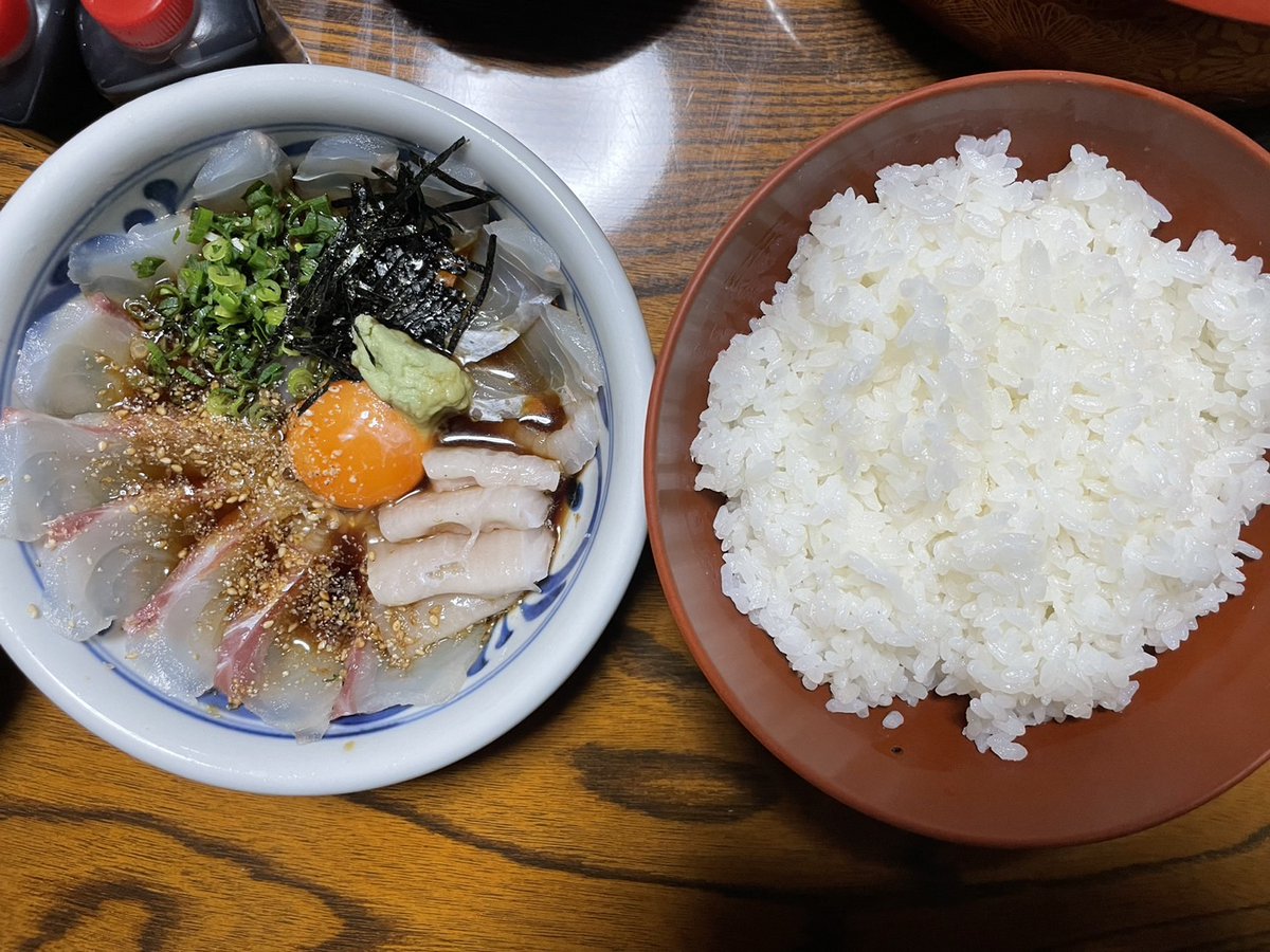 akasakasuisan's tweet photo. 全国放送にも取り上げていただき多数問い合わせいただく横綱ヒラメですが、生産数が限られており西予市外不出状態です…
↓は寿司和泉屋の鯛とヒラメの竜宮丼。（裏メニューです。赤坂がバラしたとお伝え下さい）
ご足労をおかけしますが、バイク好きの若大将のもとにツーリングなどで食べに来て下さい https://t.co/mipVIEJuy6