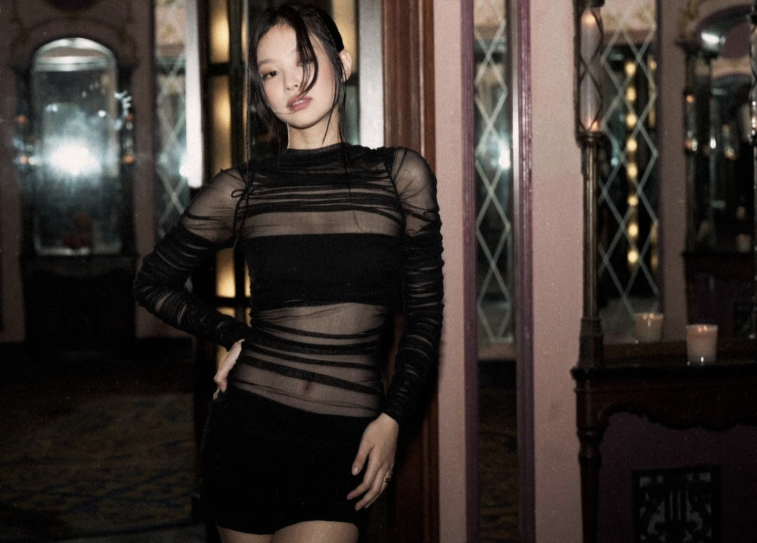 In a black dress, slightly transparent, revealing every beautiful curve of my body, tonight I spent time discussing many things with my beautiful friends. If time could be frozen, I would choose to stay here longer.