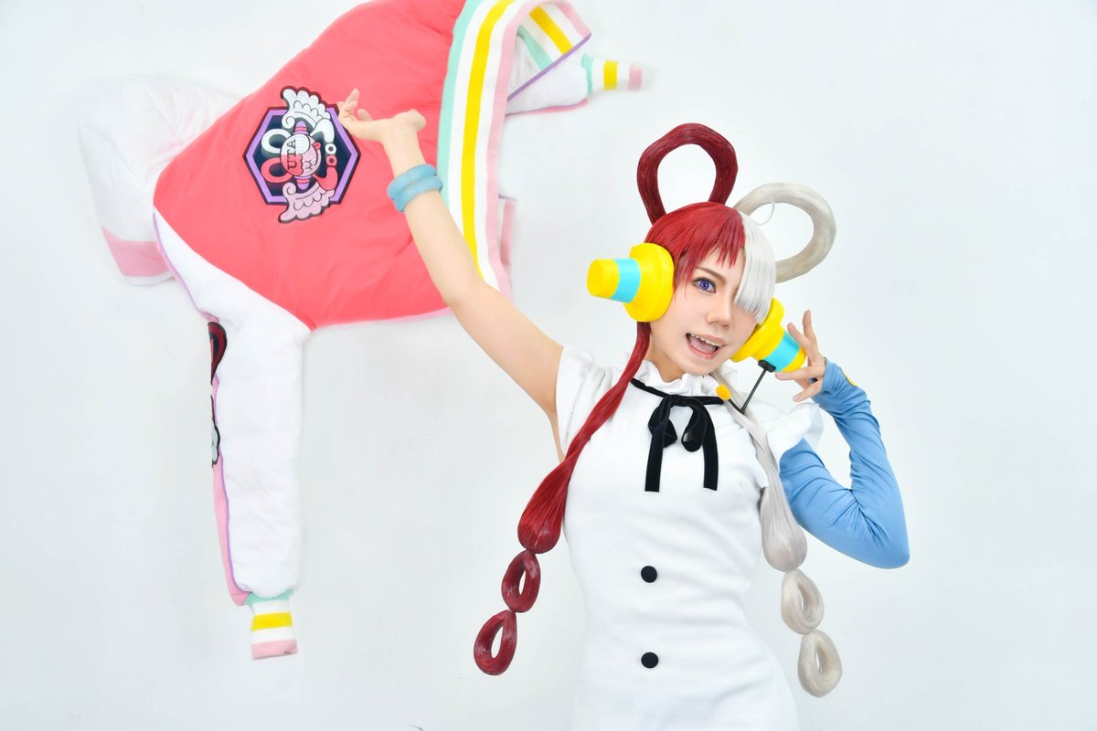 【cosplay/ONEPIECE/film RED/ウタ】 ジャケットばさぁ！がやりたかった。 れとるさんがジャケット投げる シュウがおさげを動かす で出来た写真 ありがとう！！！人数がいる贅沢。 カメラ:みやっちさん アシスト:シュウ、れとるさん