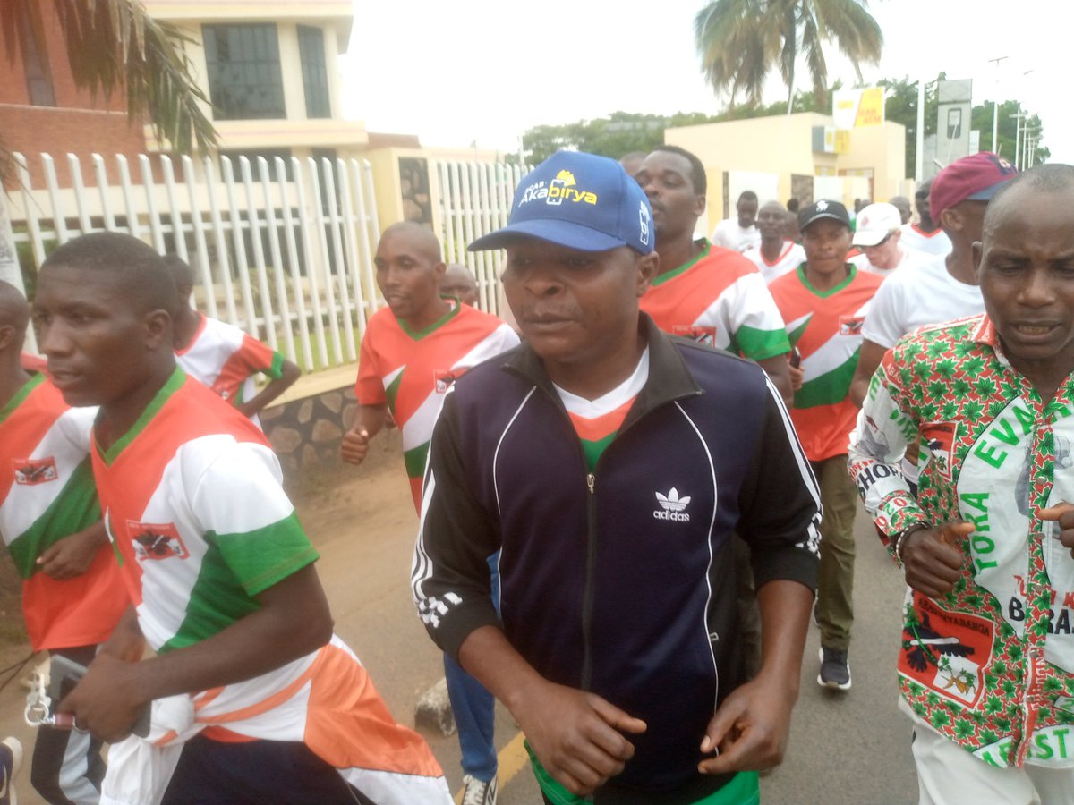 DSindihebura's tweet photo. @ErnestBara75262 Ligue des jeunes Imbonerakure dans la zone @Nyakabiga_bi accompagné par des Imbonerakure venus de 4 quartiers #Rumuri,#Nyakabiga,#Mutanga et #Mugoboka se sont associés aux autres dans les travaux de ce vendredi dans le cadre de Zéro déchets en @MairieBuja. https://t.co/ARjch7eOQI