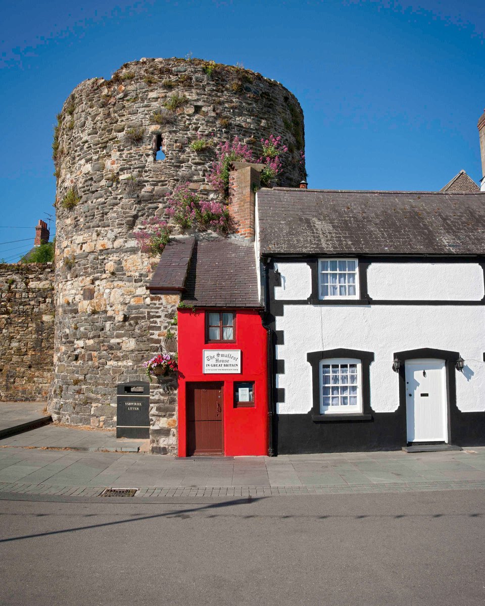 Opening today! Did you know? The smallest house in the UK is tucked away in the heart of Conwy! This pint sized gem is a must see marvel. Head over to the Conwy Quay and step inside and experience its cosy charm #VisitConwy #Conwy #SmallestHouse - bit.ly/3DnUnpc