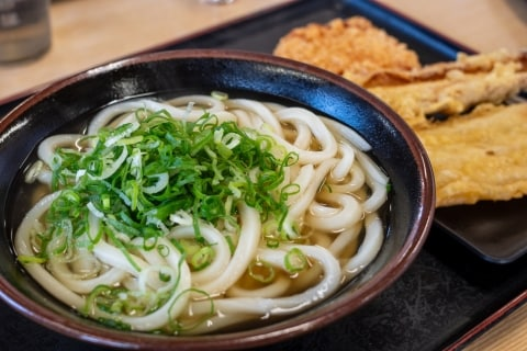 livedoornews's tweet photo. 【弁護士に聞く】セルフ式うどん店で幼児が火傷、店の責任は？
https://t.co/76jpG3ojy8

目を離した隙にカウンターからうどんが落ち、1歳10カ月の息子が火傷を負ったという相談者。弁護士は、セルフ式では「保護者の監督責任が大きくなりやすい」として「店への責任追及は難しいように思う」とした。 https://t.co/Nc7gcNfpjA
