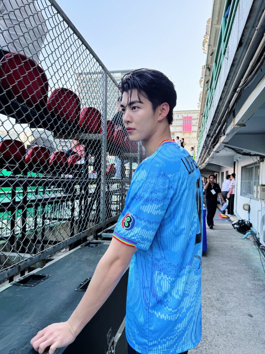 MchoiceTH's tweet photo. แอดแอบไปส่องข้างสนามมา 👀
โดนพี่นักบอลสีฟ้าเบอร์ 8 คนนี้ตก ขายพี่เค้าหน่อยเร้วว 😜
.
.
CH3 X MeenNich
#54ปี3Miracles 
#Meennicha8 https://t.co/vgfd9osmlN