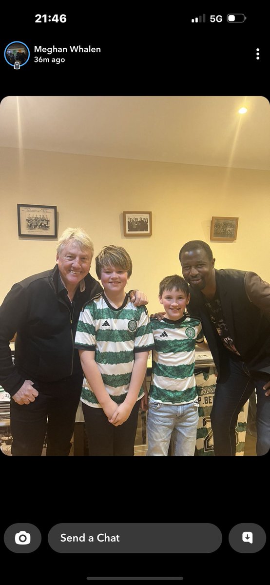 The bhoys met @MaccaFrank and @EfeAmbrose88 last night, Frankie never brought any birds but he deffo brought the laughs, class night👌🏻🍀💚