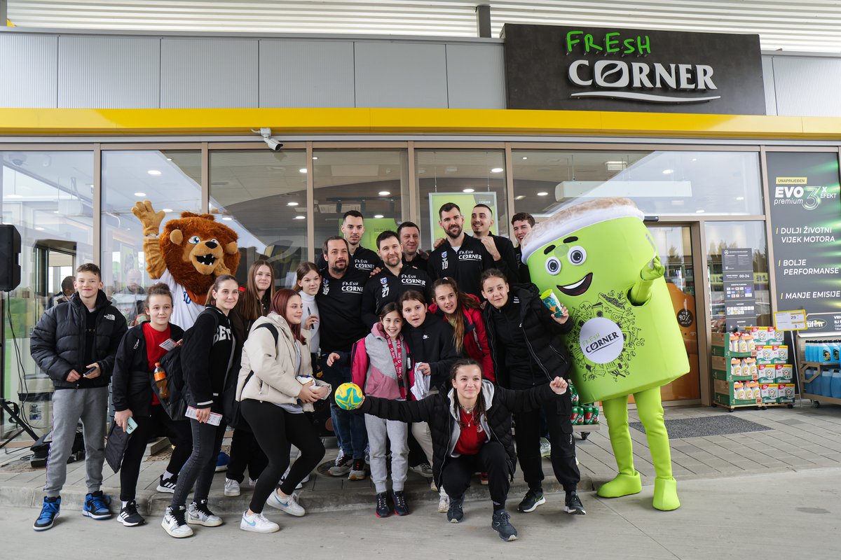 RKZagreb's tweet photo. Ne zaboravi da te danas od 12:30 u Fresh Corneru na Langovom trgu čekaju naši Lavovi! 🔜

Osim njih, spremni su i pokloni, ali i besplatne ulaznice za utakmicu Lige prvaka protiv Montpelliera. Vidimo se uskoro! 🤩

#IznadSvihZagreb #rkzagreb #freshcorner
📷 Luka Stanzl/PIXSELL https://t.co/aYDqopbLzq