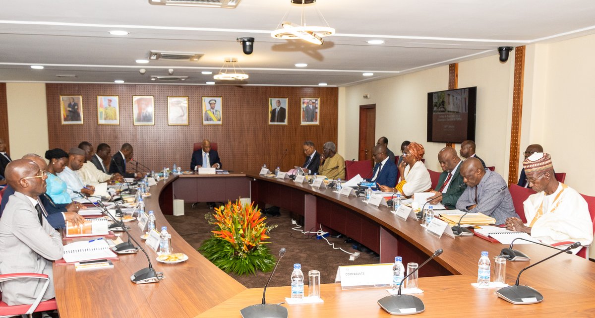 jckbrou's tweet photo. Ce vendredi 22 mars 2024, j’ai présidé la 139e Session du Collège de Supervision de la Commission Bancaire de l’#UMOA à Abidjan.
#JeanClaudeKassiBrou #BCEAO #Commissionbancaire #CommissionBancaireUMOA #SGCB #UEMOA #Supervisionbancaire https://t.co/kjDUHN3Nr8