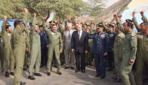 آپ خاموش رہیں.... قدرت جواب دیتی ہے۔
آپ معاف کردیں... قدرت عزت دیتی ہے۔
آپ جھک جائیں..... قدرت آپکو بلند کردیتی ہے
#NawazSharifForPakistan