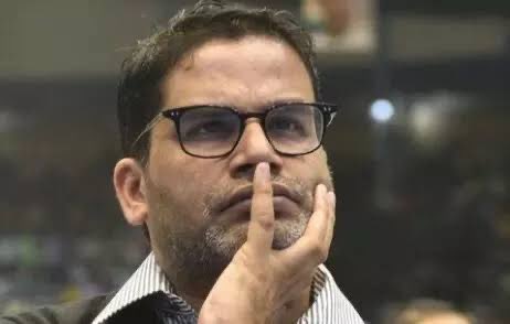 AG_knocks's tweet photo. This is Prashant Kishor, most overhyped political charlatan, a “ranga siyaar” .

He used to say Rahul Gandhi doesn’t spend time on ground & connect with masses.
When Bharat Jodo happened, he went on giving interviews criticising RaGa for carrying out Yatra when it was time to strenghthen opp unity.

What’s fishy is that he maintained absolute silence on the mega Electoral Bonds Scam which is a burning issue against Modi Govt now.

He calls himself an INC sympathizer but is inclined towards RSS & old Indian caste Heirachy. He believes Hindutva idealogy should prevail.

PK is the one who created a demon back in 2014. He is running Modi's agenda from the background in a very subtle manner.

Beware guys. (Inputs: @amoxcicillin1 )