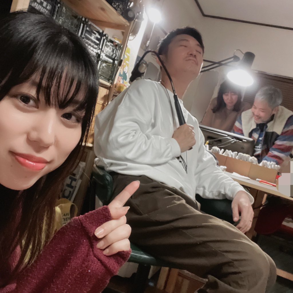 mixupparty's tweet photo. 仕事のお話をしてるふたり(奥)を尻目にくつろぐRomi、しの。 https://t.co/6h6Gr73Vvc