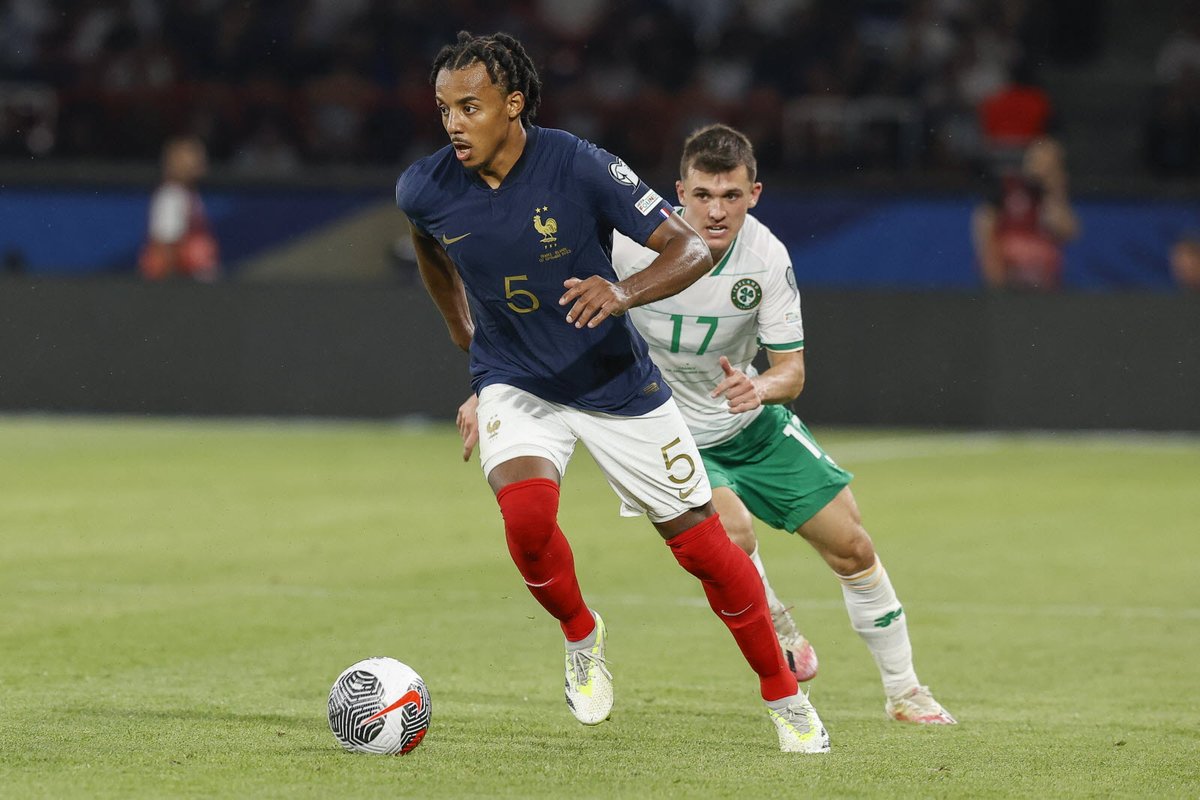 Question spéciale Equipe de France : Selon vous, Jules Koundé est meilleur au poste de défenseur central ou latéral droit ? #TeamOM #FiersdetreBleus 

❤️ : Défenseur central

🔃 : Latéral droit