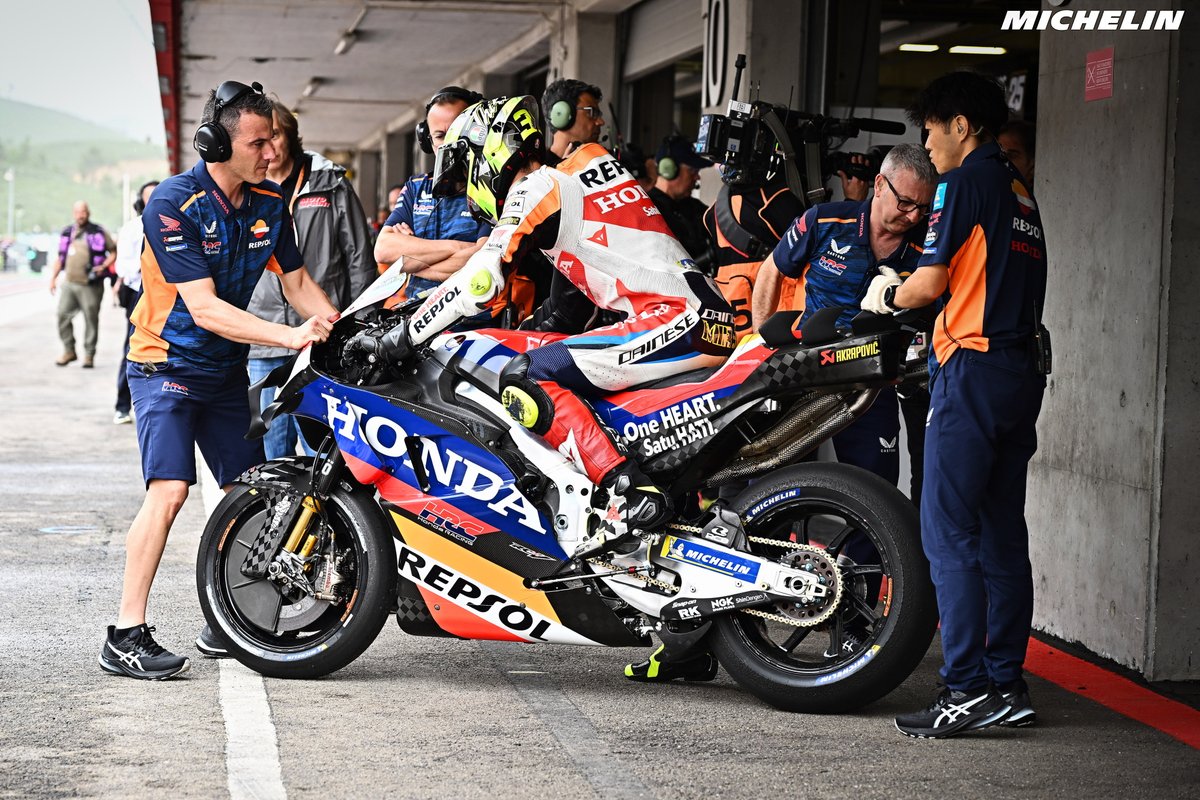 The #PortugueseGP FP2 is underway 

30 minutes to finalize the bikes setup and choose the #MICHELINPower slick tires the RACE

#MichelinMotoGP #OffcialGripSupplier