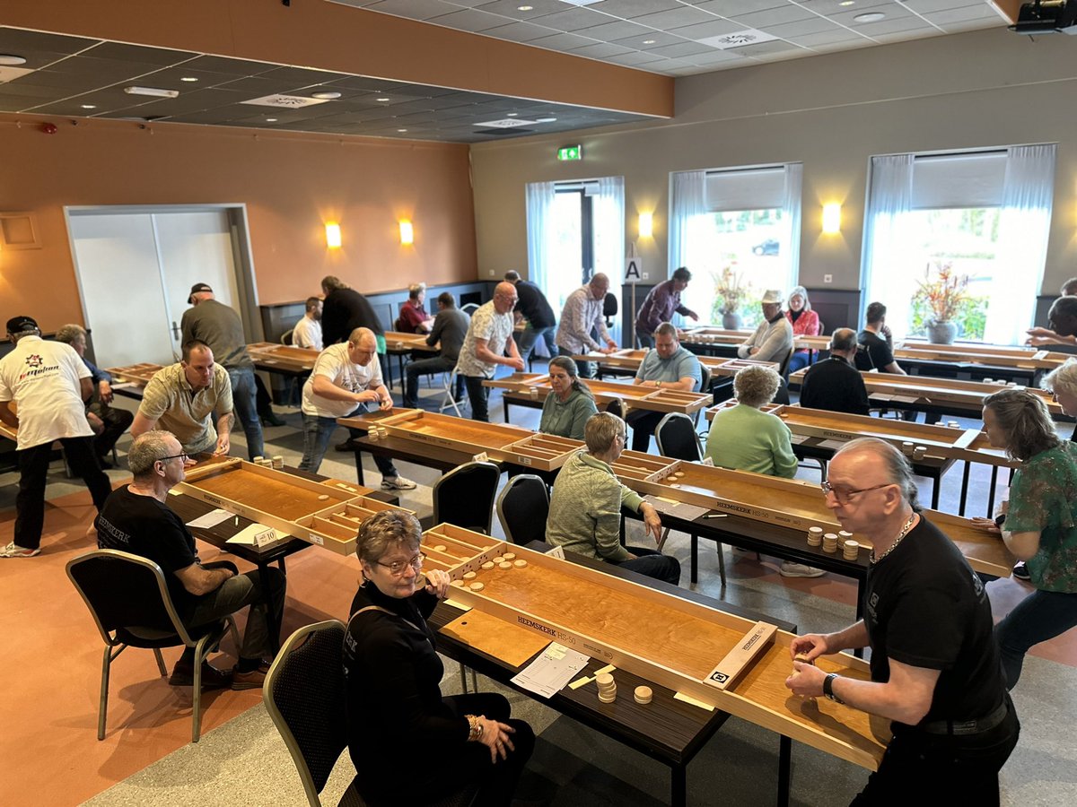 HeemskerkSport's tweet image. Vandaag vindt de Heemskerk Sjoel Open plaats. Alle wedstrijden worden gespeeld op een officieel goedgekeurde Heemskerk HS-50 sjoelbak.

playheemskerk.com/wedstrijd-sjoe…

#sjoelbak #sjoelen